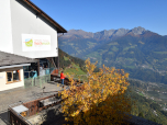 Hier befindet sich auch die Gipfelstation der Seilbahn aus dem Dorf Tirol