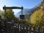 Nach Westen beginnt hier der Vellauer Felsenweg