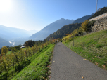 ... und marschieren auf der Straße leicht bergab