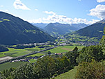 Blick über Sterzing zu den Stubaier Alpen