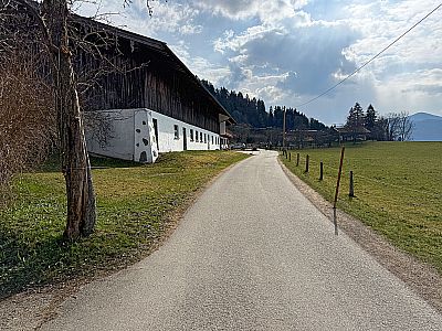 Wir folgen der Straße vom Parkplatz in südöstlicher Richtung...