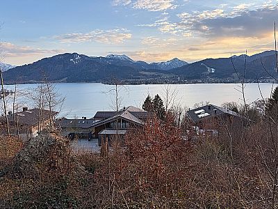 Blick über den See zum Hirschberg und zum Kampen