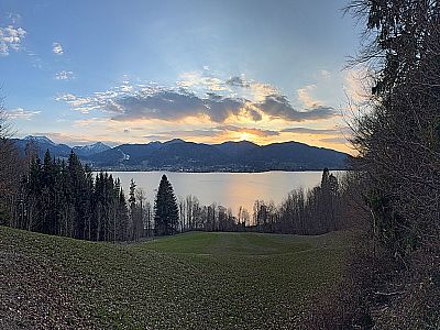 Die Sonne verschwindet hinter den Bergen