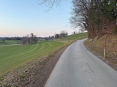 ...und treffen in Unterbuchberg auf eine Teerstraße