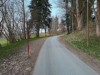 An der folgenden Verzweigung halten wir uns rechts...