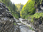 ...nähern wir uns der ersten Hängebrücke...