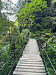 ...geht es durch die schmale Klamm