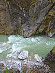 Tiefblick zur rauschenden Brandenberger Ache
