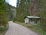 Wir passieren eine kleine Steinhütte