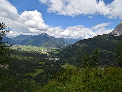 Der Talblick auf Ehrwald und auf den Daniel dahinter
