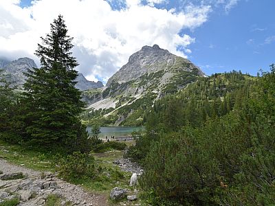 ... kündigt den nahen Seebensee an
