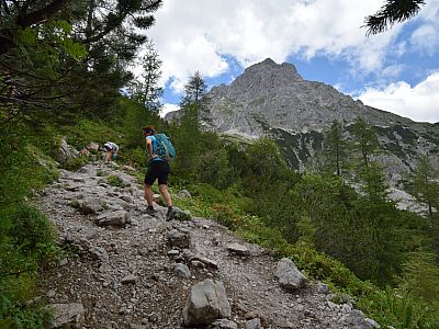 Steil zieht sich der Weg den Hang hinauf