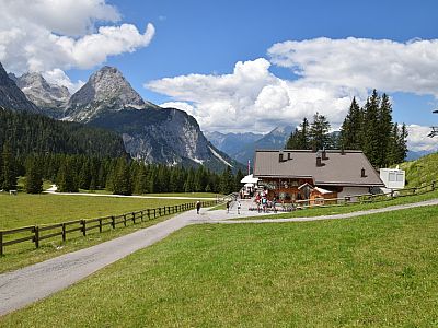 ... Ehrwalder Alm befinden sich direkt an der Gipfelstation.
