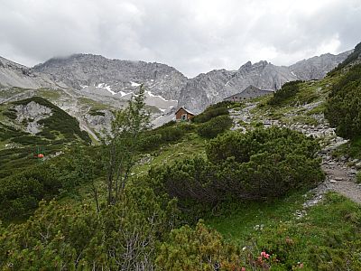 ... und nach einer Kante taucht die Coburger Hütte auf.