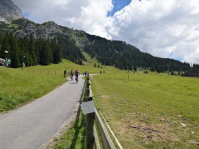 Auf dem breiten Schotterweg marschieren wir nach Südosten  ...