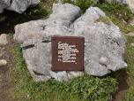 Eine Tafel am Wegesrand