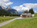 ... Ehrwalder Alm befinden sich direkt an der Gipfelstation.