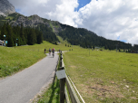 Auf dem breiten Schotterweg marschieren wir nach Südosten ...