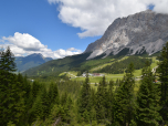 Der Blick zurück auf die Zugspitze und zur Ehrwalder Alm