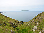 Dabei blicken wir zur Insel Skokholm...