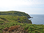 Vor uns erkennen wir die Old Coastguard´s Hut